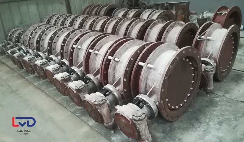 軟密封法蘭蝶閥涂抹完膩子、螺栓密封面包覆完畢等待噴漆