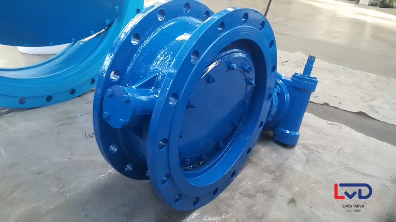 軟密封法蘭蝶閥噴漆完畢等待修復完整包裝待發